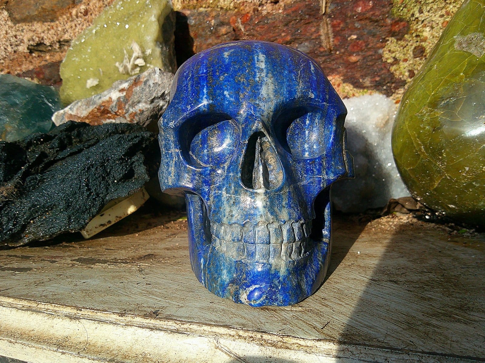 Crâne sculpté en lapis-lazuli bleu, vue de face, sculpture minérale artisanale