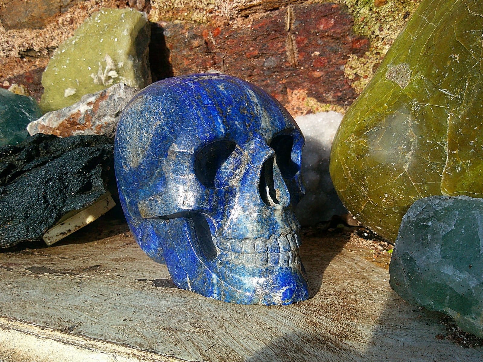 Crâne en lapis-lazuli, vue trois-quarts droit, sculpture en pierre naturelle polie