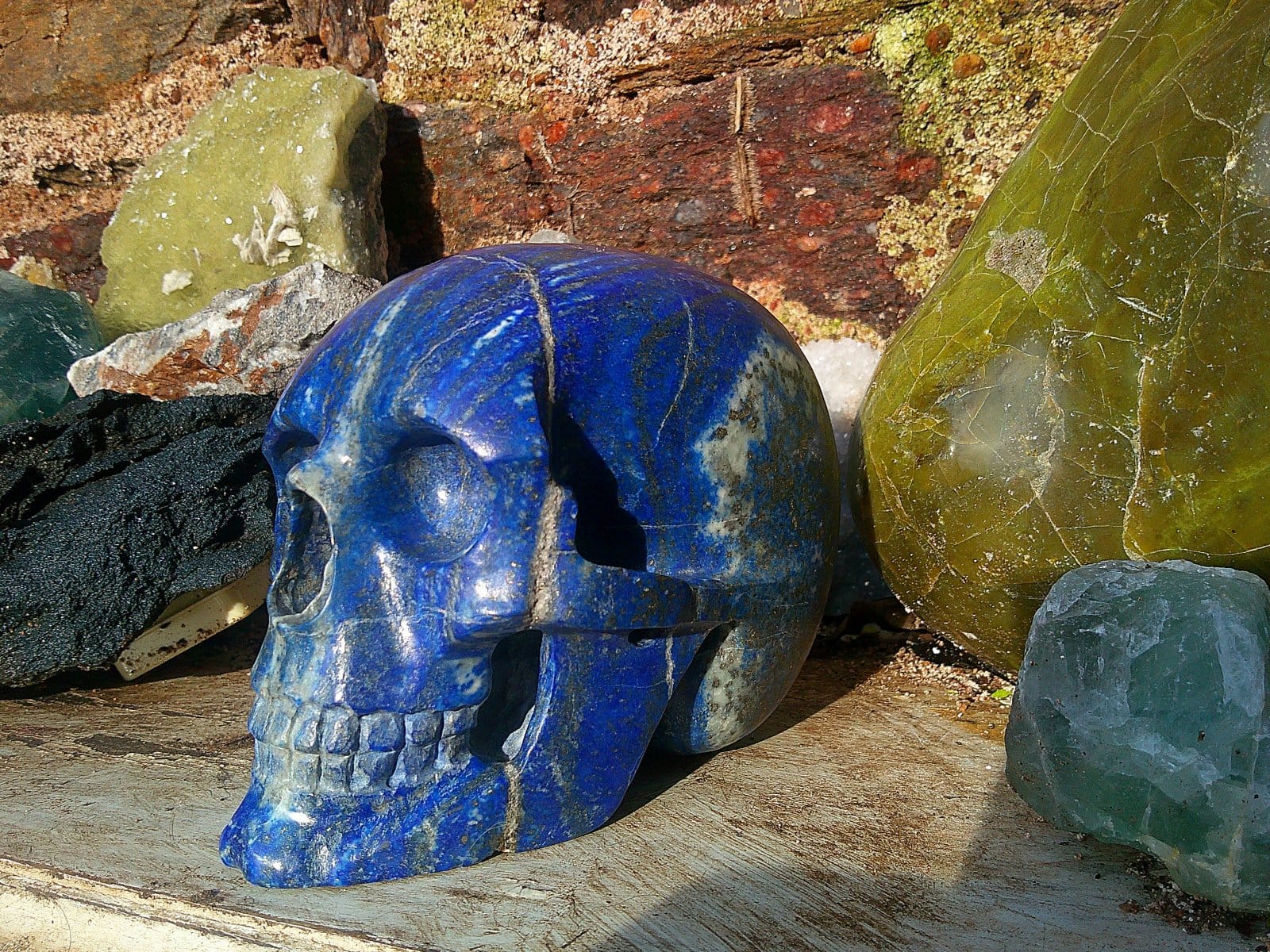 Sculpture de crâne en lapis-lazuli, vue trois-quarts gauche, pièce unique taillée à la main