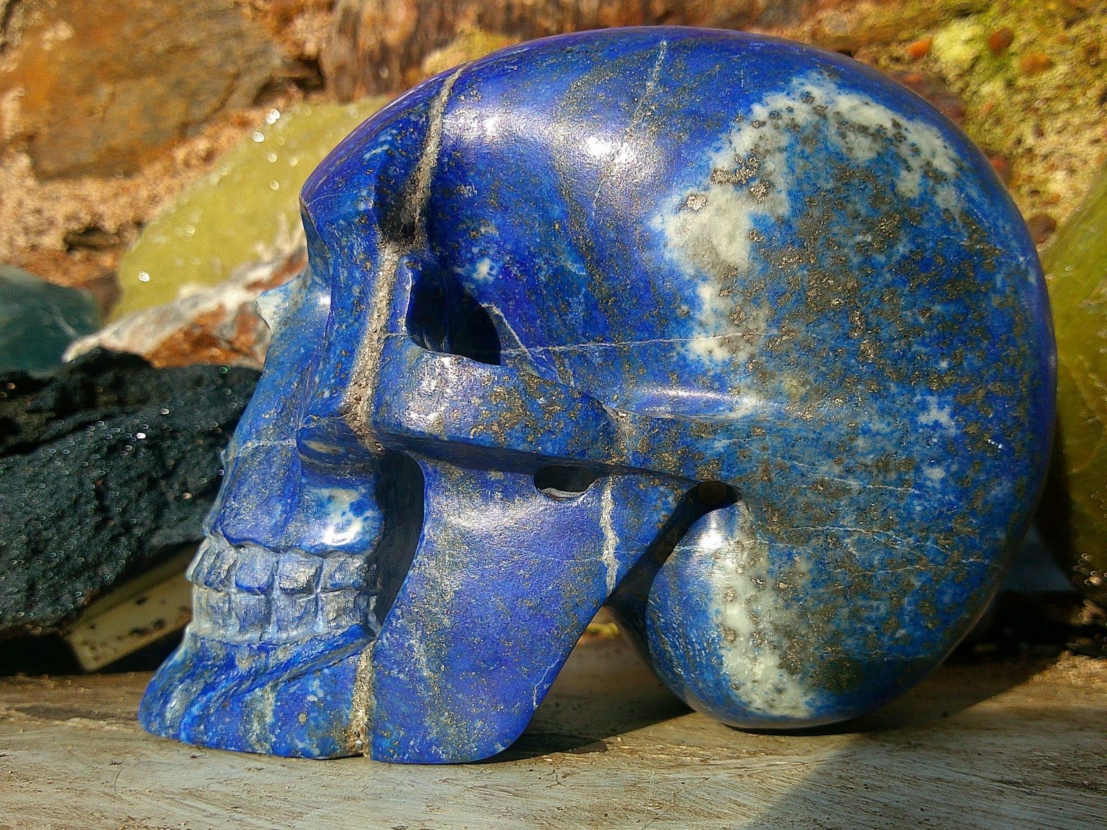 Crâne sculpté en lapis-lazuli bleu, vue de profil gauche, sculpture minérale réaliste Crâne sculpté en lapis-lazuli bleu, vue de profil gauche, sculpture minérale réaliste