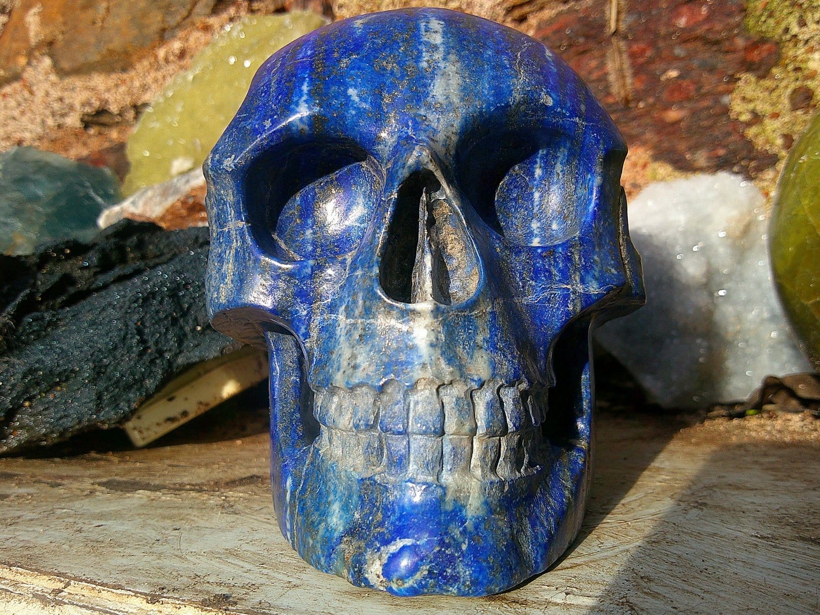 Détail du crâne en lapis-lazuli, vue de face rapprochée, texture et veines naturelles de la pierre Détail du crâne en lapis-lazuli, vue de face rapprochée, texture et veines naturelles de la pierre