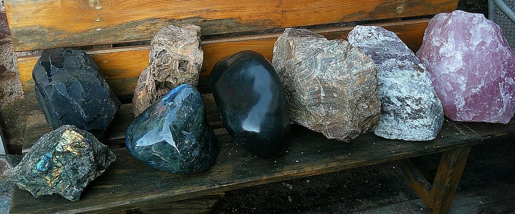 Blocs de minéraux naturels destinés à de futures sculptures dans mon atelier en Aveyron (FRANCE)