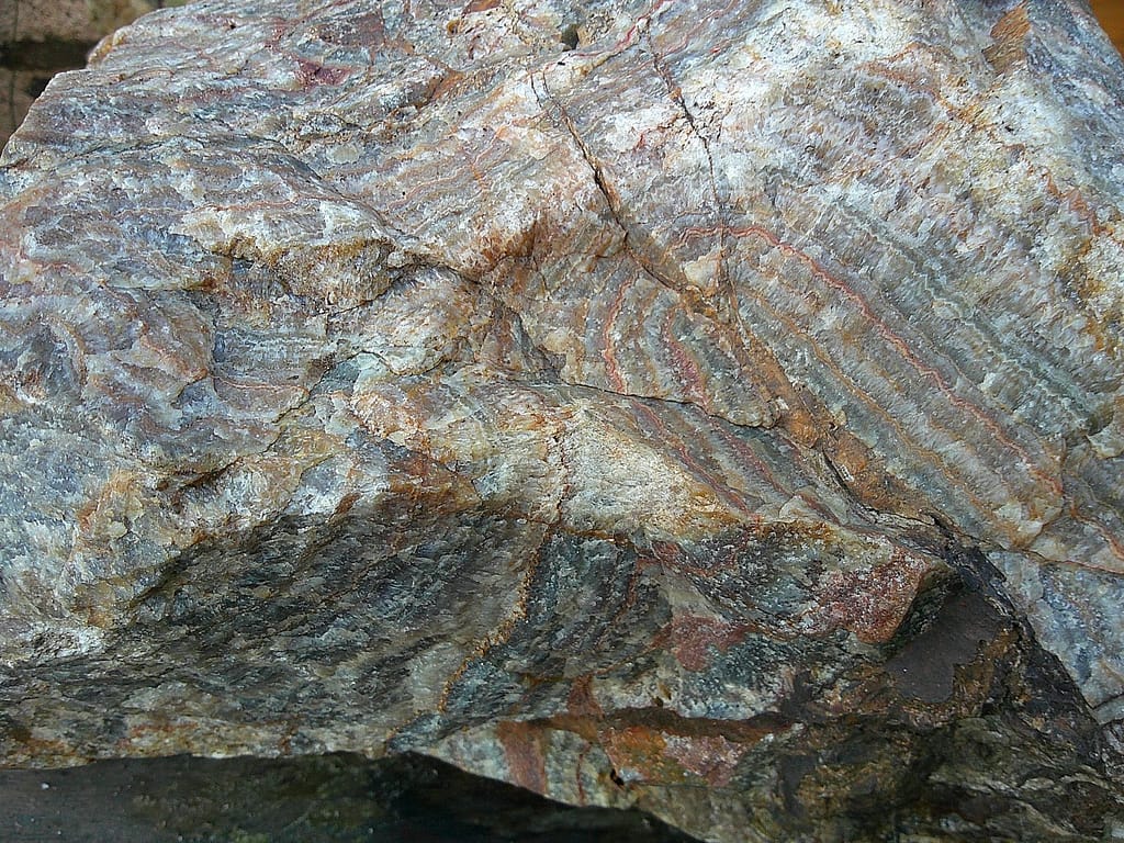 Bloc brut d’agate de Châtelperron, avec veines fines et motifs naturels destinés à la sculpture.