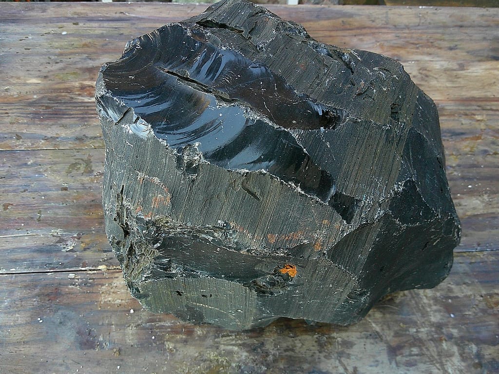 Bloc brut d’obsidienne arc-en-ciel aux reflets irisés naturels, destiné à la sculpture.