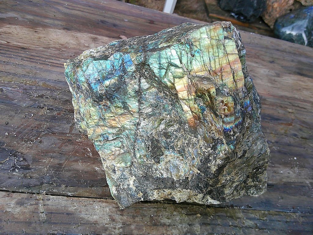 Bloc de labradorite brute (non polie) révélant des reflets naturels sublimes - Minéral destiné à la sculpture.