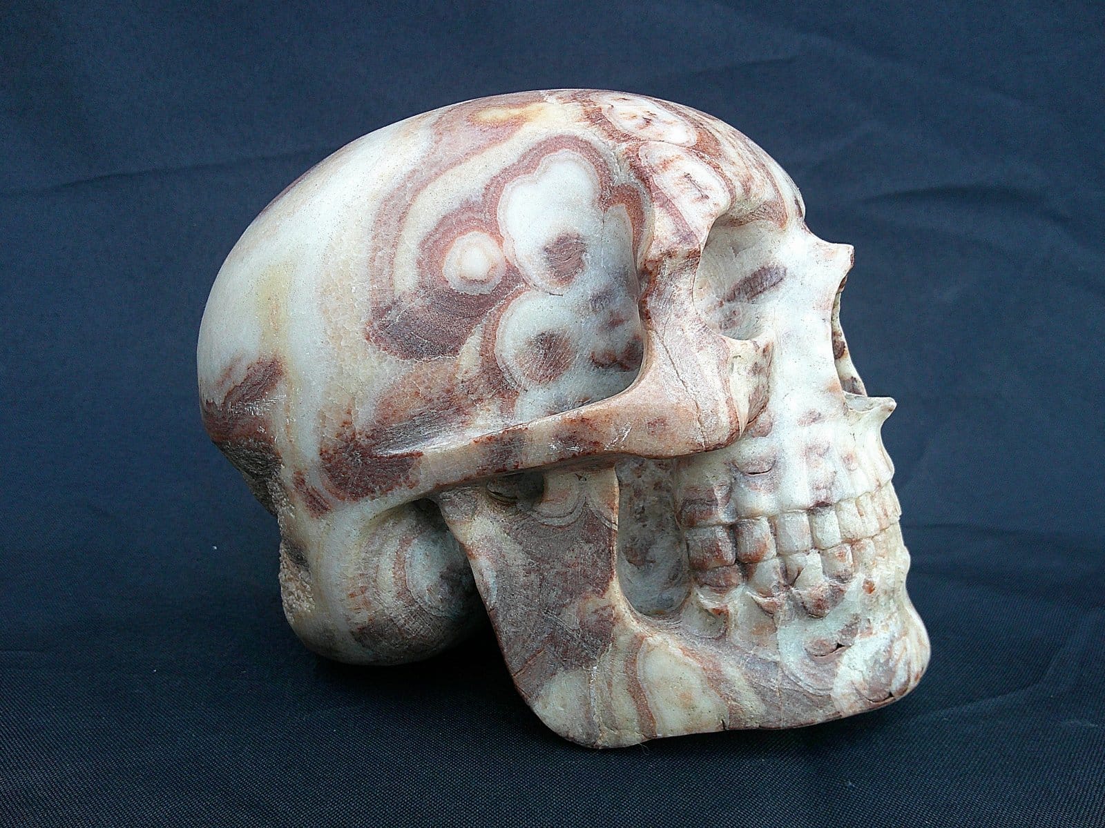 Sculpture “La Madre” en aragonite, vue détaillée du crâne taillé dans une stalagmite provenant d’une grotte de l’Hérault.