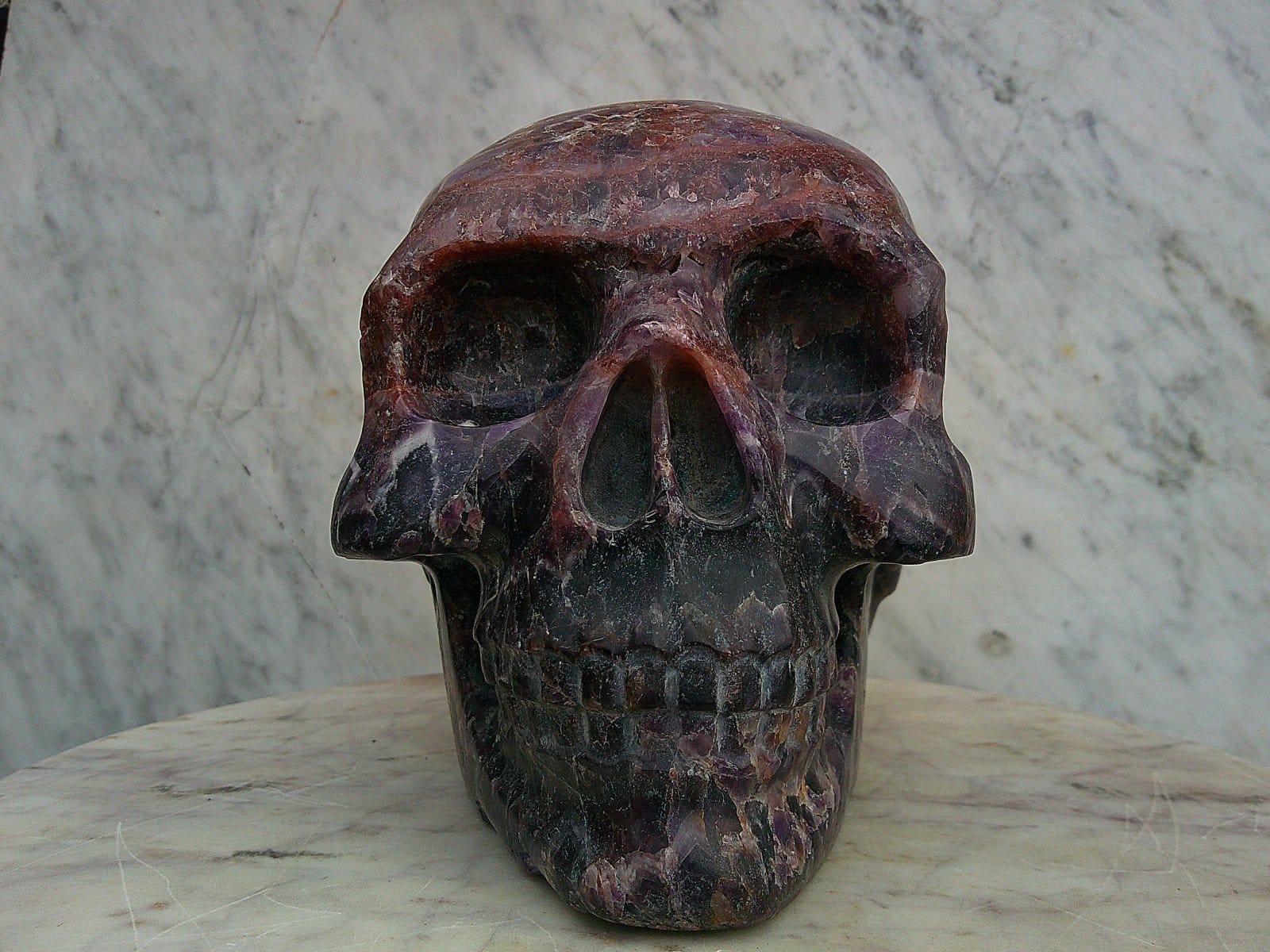 Détail de l’améthyste chevron de “Vulcain d’Auvergne”, mettant en valeur les contrastes violets et les inclusions naturelles dans la pierre.