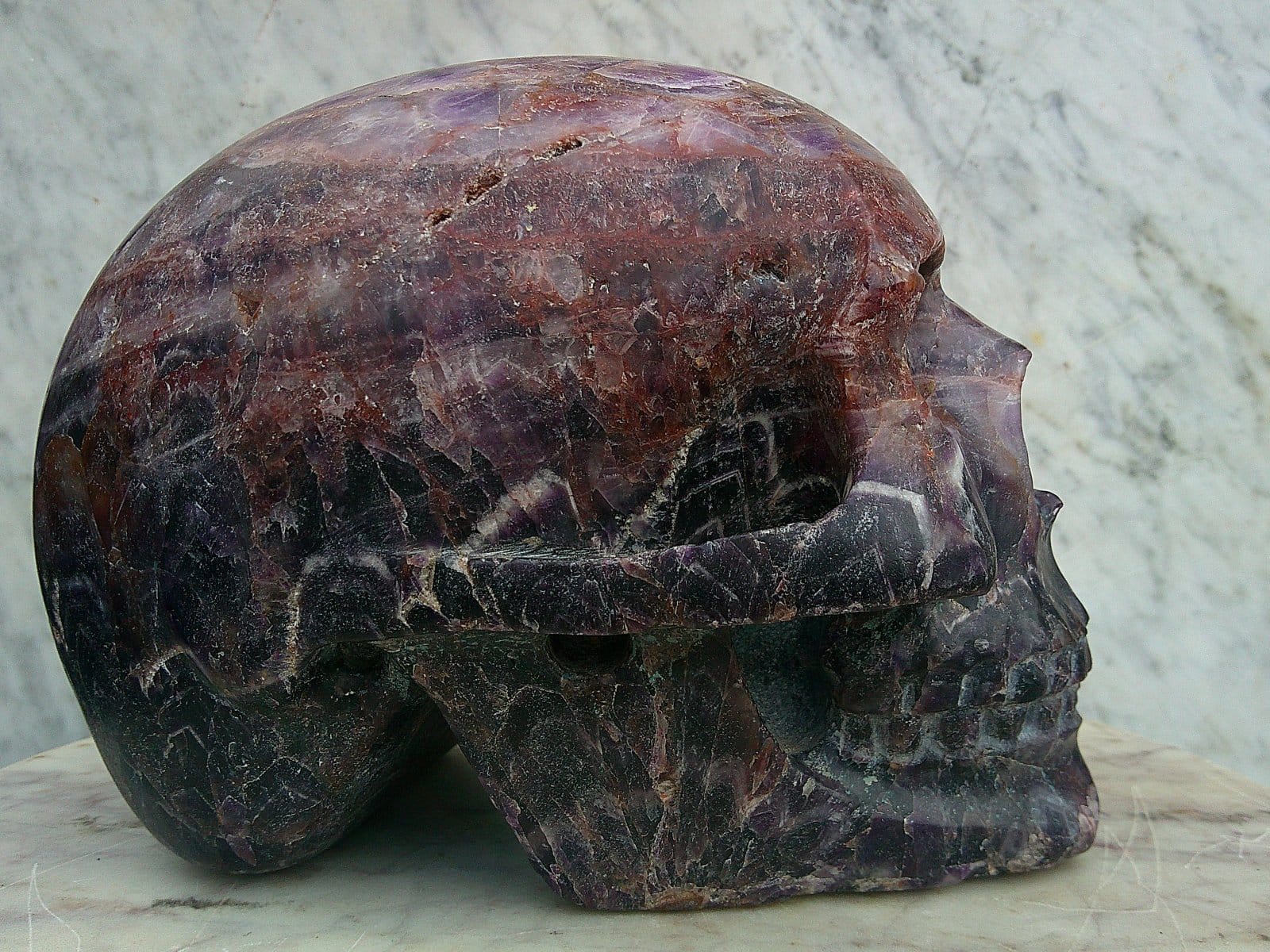 Vue rapprochée du crâne “Vulcain d’Auvergne” révélant la structure chevronnée de l’améthyste et ses nuances de violet.