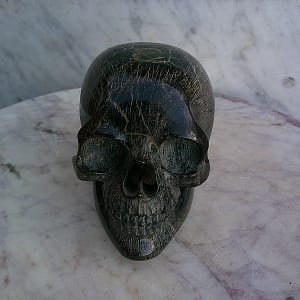 Vue de dessus de la sculpture de crâne en serpentine évidée et finement détaillée – “L’Encenseur” – œuvre artisanale Karving12.