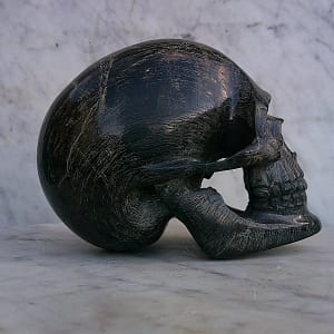Vue latérale droite de la sculpture de crâne en serpentine – “L’Encenseur” – création artisanale détaillée Karving12.