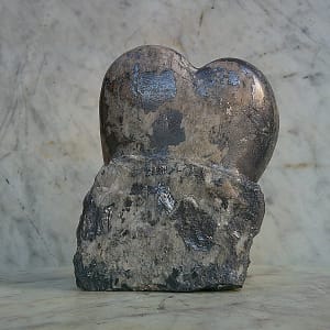 Vue arrière de la sculpture de cœur en galène – “Cœur de galène” – pièce unique façonnée par Karving12.