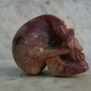 Profil droit de la sculpture de crâne en agate bretonne – “Le Breton” – pièce unique façonnée par Karving12.