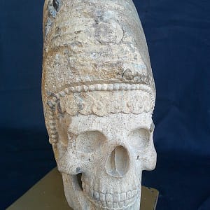 Sculpture “Phi” travaillée dans une ammonite fossile biface, présentant la profondeur et les textures du matériau.