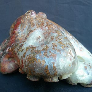Sculpture “Kraken”, pieuvre en agate rouge translucide du Maroc, avec tentacules détaillés.