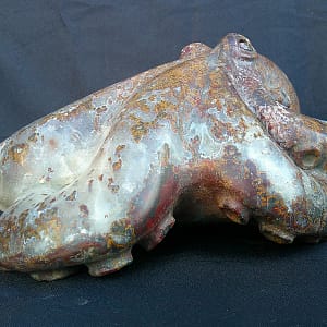 Sculpture de pieuvre “Kraken” montrant les ventouses sculptées et les nuances internes de l’agate marocaine.