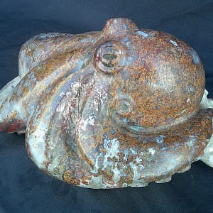 Détail du “Kraken”, pieuvre en agate translucide mettant en valeur les volumes et la texture du minéral.