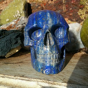 Crâne sculpté en lapis-lazuli bleu, vue de face, sculpture minérale artisanale