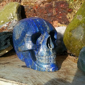 Crâne en lapis-lazuli, vue trois-quarts droit, sculpture en pierre naturelle polie