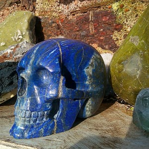 Sculpture de crâne en lapis-lazuli, vue trois-quarts gauche, pièce unique taillée à la main