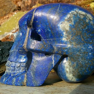 Crâne sculpté en lapis-lazuli bleu, vue de profil gauche, sculpture minérale réaliste