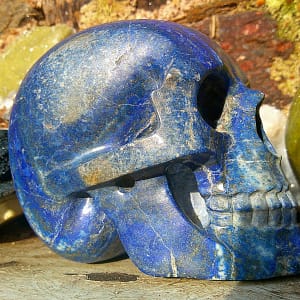Crâne en lapis-lazuli sculpté, vue de profil droit, volumes et mâchoire détaillée