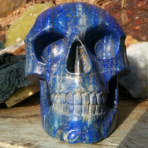Détail du crâne en lapis-lazuli, vue de face rapprochée, texture et veines naturelles de la pierre