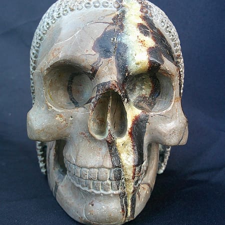 Sculpture artisanale “Le Guerrier”, crâne façonné dans une septaria aux zones brutes contrastantes et sculpture arrière élaborée.