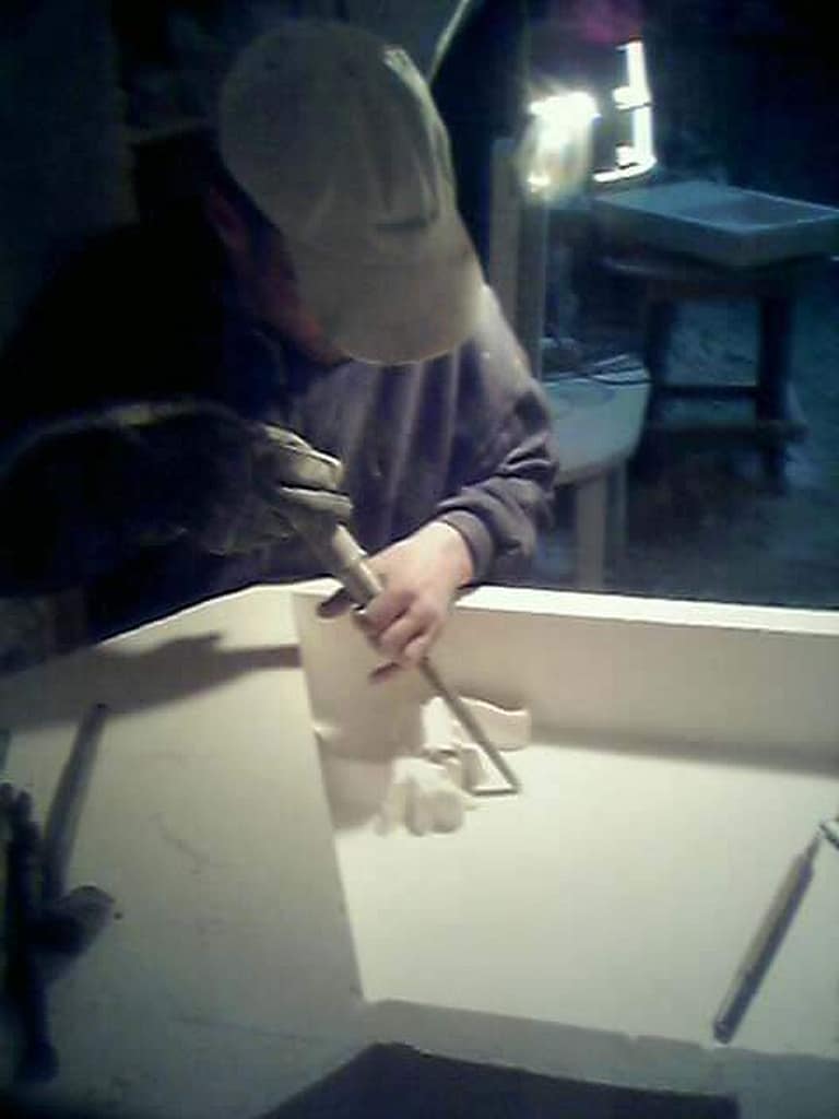 Sculpteur en travail - Création évier en pierre avec 2 salamandres sculptées autour de la bonde (visée artistique et fonctionnelle) - Pièce unique