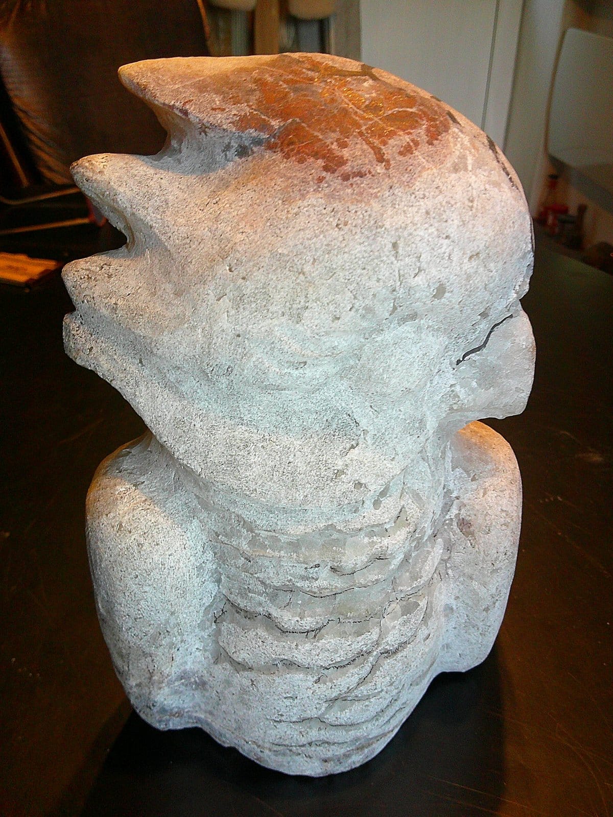 Sculpture “Coco”, perroquet réaliste taillé dans une agate blanche du Maroc avec taches rouges naturelles. Sculpture “Coco”, perroquet réaliste taillé dans une agate blanche du Maroc avec taches rouges naturelles.