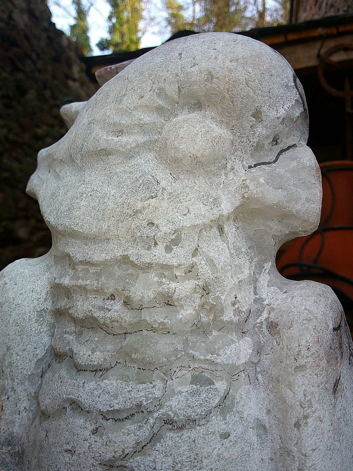 Perroquet “Coco” sculpté dans une agate marocaine, détail des plumes et des nuances rouges naturelles. Perroquet “Coco” sculpté dans une agate marocaine, détail des plumes et des nuances rouges naturelles.