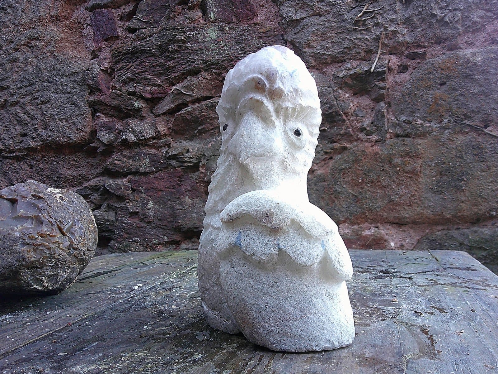 Autre vue d’une sculpture animalière en cours de création à l’atelier, taillée directement dans un bloc de pierre naturelle, illustrant le processus de sculpture minérale, l’avancement du volume et l’adaptation progressive du geste de l’artiste à la matière. Autre vue d’une sculpture animalière en cours de création à l’atelier, taillée directement dans un bloc de pierre naturelle, illustrant le processus de sculpture minérale, l’avancement du volume et l’adaptation progressive du geste de l’artiste à la matière.