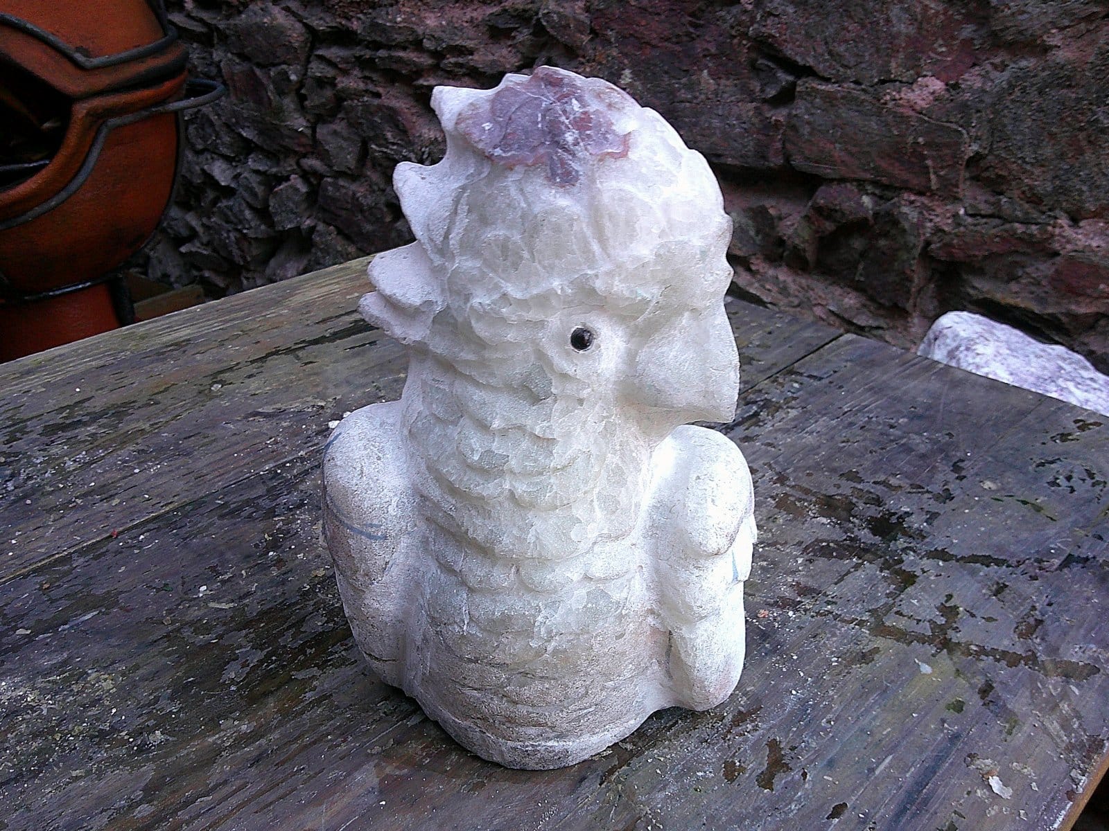 Sculpture en cours de création à l’atelier, représentant une forme animale taillée directement dans un bloc de pierre naturelle, montrant le processus de sculpture minérale, le travail du volume et les traces du geste de l’artiste sur la matière brute. Sculpture en cours de création à l’atelier, représentant une forme animale taillée directement dans un bloc de pierre naturelle, montrant le processus de sculpture minérale, le travail du volume et les traces du geste de l’artiste sur la matière brute.