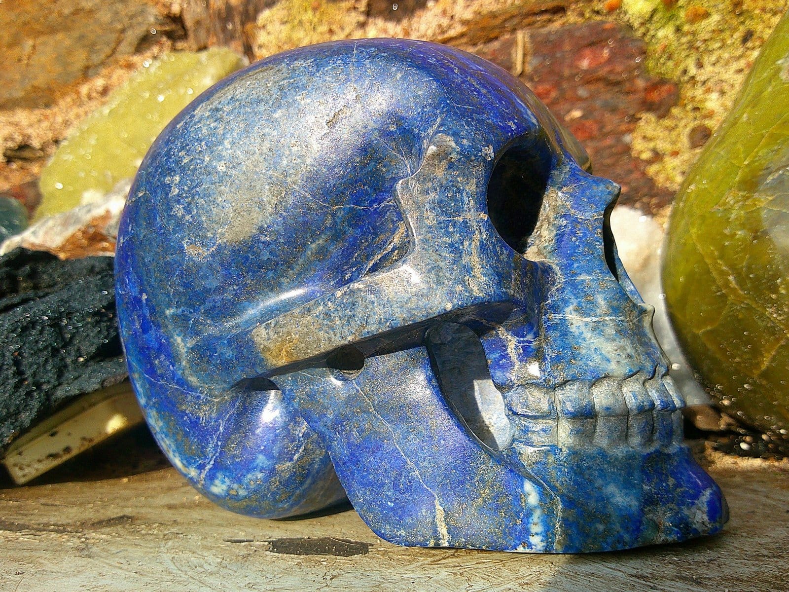 Crâne en lapis-lazuli sculpté, vue de profil droit, volumes et mâchoire détaillée Crâne en lapis-lazuli sculpté, vue de profil droit, volumes et mâchoire détaillée